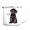 Auf dem Bild ist das Produkt: Campingbecher Emaille Hund Labrador mit Wunschname Emaille Tasse personalisiertes Geschenk zum Preis von €18.9 abgebildet.