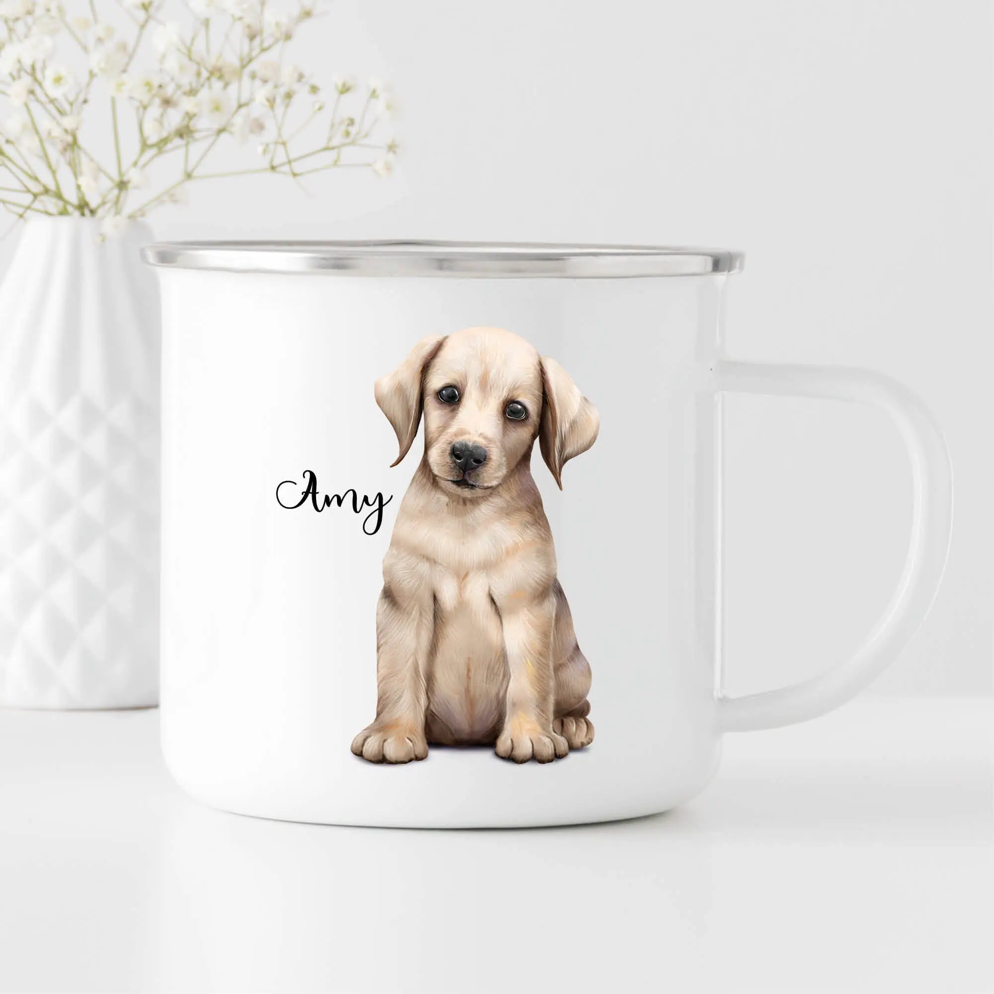 Auf dem Bild ist das Produkt: Campingbecher Emaille Hund Labrador mit Wunschname Emaille Tasse personalisiertes Geschenk zum Preis von €18.9 abgebildet.