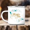 Auf dem Bild ist das Produkt: Campingbecher Emaille Nur die besten Mamas werden zur Oma befördert… Geschenk Mama Oma grüner Blätterkranz zum Preis von €18.9 abgebildet.