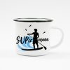 Auf dem Bild ist das Produkt: Campingbecher Emaille "SUPermann" SUP Welle, Standuppaddeln zum Preis von €18.9 abgebildet.