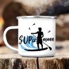 Auf dem Bild ist das Produkt: Campingbecher Emaille "SUPermann" SUP Welle, Standuppaddeln zum Preis von €18.9 abgebildet.