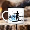 Auf dem Bild ist das Produkt: Campingbecher Emaille "SUPermann" SUP Welle, Standuppaddeln zum Preis von €18.9 abgebildet.