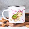 Auf dem Bild ist das Produkt: Campingbecher Schildkröte Schildkrötchen personalisiert mit Wunschname Emaille, Geschenk Geburtstag Mädchen zum Preis von €17.90 abgebildet.