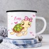 Auf dem Bild ist das Produkt: Campingbecher Schildkröte Schildkrötchen personalisiert mit Wunschname Emaille, Geschenk Geburtstag Mädchen zum Preis von €17.90 abgebildet.