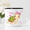 Auf dem Bild ist das Produkt: Campingbecher Schildkröte Schildkrötchen personalisiert mit Wunschname Emaille, Geschenk Geburtstag Mädchen zum Preis von €17.90 abgebildet.