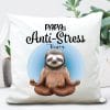 Auf dem Bild ist das Produkt: Deko Kissen Anti Stress Papa Yoga Geschenk Geburtstag Papa Vatertagsgeschenk 40 x 40 cm mit Füllung zum Preis von €11.90 abgebildet.