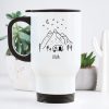 Auf dem Bild ist das Produkt: Edelstahl Thermobecher bedruckt Berge Wohnanhänger Caravan schwarz weiß 390 ml Geschenk Geburtstag Camper zum Preis von €21.9 abgebildet.