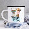 Auf dem Bild ist das Produkt: Emaille Campingbecher Lama und Giraffe personalisiert mit Wunschname Outdoorgeschirr Geschenk Geburtstag zum Preis von €18.9 abgebildet.