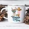Auf dem Bild ist das Produkt: Emaille Campingbecher Lama und Giraffe personalisiert mit Wunschname Outdoorgeschirr Geschenk Geburtstag zum Preis von €18.9 abgebildet.