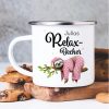 Auf dem Bild ist das Produkt: Emaille Campingbecher Relax Becher mit Wunschnamen Geschenk Geburtstag Faultier im rosa Pyjama zum Preis von €18.9 abgebildet.