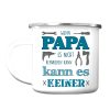 Auf dem Bild ist das Produkt: Emaille Campingbecher Spruch Wenn Papa oder Opa es nicht reparieren kann Outdoorgeschirr zum Preis von €18.9 abgebildet.