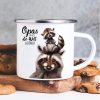 Auf dem Bild ist das Produkt: Emaille Campingbecher Waschbär Opas machen die Welt schöner Kaffeetasse Geschenk Vatertag Großvater, Weihnachtsgeschenk zum Preis von €17.90 abgebildet.