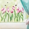 Auf dem Bild ist das Produkt: Fensterbild Frühling Ostern Blumenwiese roséfarbene Tuplen,  Fensterdeko zum Preis von €14.9 abgebildet.