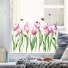 Auf dem Bild ist das Produkt: Fensterbild Frühling Ostern Blumenwiese roséfarbene Tuplen,  Fensterdeko zum Preis von €14.9 abgebildet.