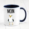 Auf dem Bild ist das Produkt: Bedruckte Keramiktasse Geschenkidee maritime Tasse Moin mit Möwe Geburtstagsgeschenk zum Preis von €17.9 abgebildet.