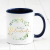 Auf dem Bild ist das Produkt: Geschenkidee Tasse bedruckt, Lieblings*mensch personalisiert mit Wunschnamen, Geburtstagsgeschenk, Kranz mit Namen zum Preis von €18.9 abgebildet.