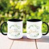 Auf dem Bild ist das Produkt: Geschenkidee Tasse bedruckt, Lieblings*mensch personalisiert mit Wunschnamen, Geburtstagsgeschenk, Kranz mit Namen zum Preis von €18.9 abgebildet.