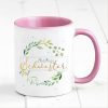Auf dem Bild ist das Produkt: Geschenkidee Tasse bedruckt, Lieblings*mensch personalisiert mit Wunschnamen, Geburtstagsgeschenk, Kranz mit Namen zum Preis von €18.9 abgebildet.