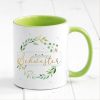 Auf dem Bild ist das Produkt: Geschenkidee Tasse bedruckt, Lieblings*mensch personalisiert mit Wunschnamen, Geburtstagsgeschenk, Kranz mit Namen zum Preis von €18.9 abgebildet.