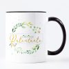 Auf dem Bild ist das Produkt: Geschenkidee Tasse bedruckt, Lieblings*mensch personalisiert mit Wunschnamen, Geburtstagsgeschenk, Kranz mit Namen, Weihnachtsgeschenk zum Preis von €18.9 abgebildet.