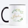 Auf dem Bild ist das Produkt: Geschenkidee Tasse bedruckt, Lieblings*mensch personalisiert mit Wunschnamen, Geburtstagsgeschenk, Kranz mit Namen, Weihnachtsgeschenk zum Preis von €18.9 abgebildet.