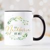 Auf dem Bild ist das Produkt: Geschenkidee Tasse bedruckt, Lieblings*mensch personalisiert mit Wunschnamen, Geburtstagsgeschenk, Kranz mit Namen, Weihnachtsgeschenk zum Preis von €18.9 abgebildet.