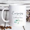 Auf dem Bild ist das Produkt: Geschenkidee Tasse bedruckt, Lieblings*mensch personalisiert mit Wunschnamen, Geburtstagsgeschenk, Zweig zum Preis von €16.9 abgebildet.