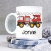 Auf dem Bild ist das Produkt: Keramik Tasse bedruckt mit rotem Feuerwehrauto Personalisiert Wunschnamen Kindertasse 330 ml Kaffeetasse Feuerwehr zum Preis von €18.9 abgebildet.