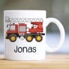 Auf dem Bild ist das Produkt: Keramik Tasse bedruckt mit rotem Feuerwehrauto Personalisiert Wunschnamen Kindertasse 330 ml Kaffeetasse Feuerwehr zum Preis von €18.9 abgebildet.
