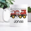 Auf dem Bild ist das Produkt: Keramik Tasse bedruckt mit rotem Feuerwehrauto Personalisiert Wunschnamen Kindertasse 330 ml Kaffeetasse Feuerwehr zum Preis von €18.9 abgebildet.
