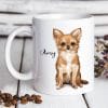 Auf dem Bild ist das Produkt: Keramiktasse bedruckt Hund Chihuahua mit Wunschnamen Kaffeetasse personalisiert Geschenk Geburtstag 330 ml zum Preis von €18.9 abgebildet.