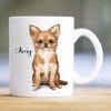 Auf dem Bild ist das Produkt: Keramiktasse bedruckt Hund Chihuahua mit Wunschnamen Kaffeetasse personalisiert Geschenk Geburtstag 330 ml zum Preis von €18.9 abgebildet.