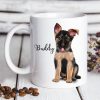 Auf dem Bild ist das Produkt: Keramiktasse bedruckt Hund Deutscher Schäferhund mit Wunschnamen Kaffeetasse personalisiert Geschenk Geburtstag 330 ml zum Preis von €18.9 abgebildet.