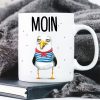 Auf dem Bild ist das Produkt: Keramiktasse Möwe mit Pullover Moin maritim Geschenkidee Geburtstag Kaffeetasse 330 ml zum Preis von €15.90 abgebildet.