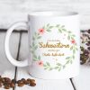 Auf dem Bild ist das Produkt: Keramiktasse Nur die besten Schwestern werden zur Tante befördert Geschenk Schwester Blätterkranz mit Blumen zum Preis von €15.90 abgebildet.