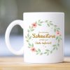 Auf dem Bild ist das Produkt: Keramiktasse Nur die besten Schwestern werden zur Tante befördert Geschenk Schwester Blätterkranz mit Blumen zum Preis von €15.90 abgebildet.