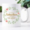 Auf dem Bild ist das Produkt: Keramiktasse Nur die besten Schwestern werden zur Tante befördert Geschenk Schwester Blätterkranz mit Blumen zum Preis von €15.90 abgebildet.