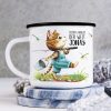 Auf dem Bild ist das Produkt: Kindertasse Emaille Becher Katze angeln Angel personalisiert mit Wunschname zum Preis von €18.9 abgebildet.