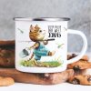 Auf dem Bild ist das Produkt: Kindertasse Emaille Becher Katze angeln Angel personalisiert mit Wunschname zum Preis von €18.9 abgebildet.