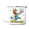 Auf dem Bild ist das Produkt: Kindertasse Emaille Becher Katze angeln Angel personalisiert mit Wunschname zum Preis von €18.9 abgebildet.