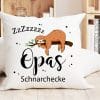Auf dem Bild ist das Produkt: Kissen Faultier Opas Schnarchecke Polyester 40×40 cm Geschenk Geburtstag Großvater zum Preis von €11.90 abgebildet.