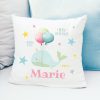 Auf dem Bild ist das Produkt: Kissen Geburt Wal mit Luftballons, Geschenk zur Geburt personalisiertes Geburtskissen zum Preis von €16.90 abgebildet.