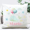 Auf dem Bild ist das Produkt: Kissen Geburt Wal mit Luftballons, Geschenk zur Geburt personalisiertes Geburtskissen zum Preis von €16.90 abgebildet.