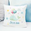 Auf dem Bild ist das Produkt: Kissen Geburt Wal mit Luftballons, Geschenk zur Geburt personalisiertes Geburtskissen zum Preis von €16.90 abgebildet.