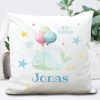 Auf dem Bild ist das Produkt: Kissen Geburt Wal mit Luftballons, Geschenk zur Geburt personalisiertes Geburtskissen zum Preis von €16.90 abgebildet.