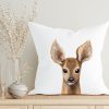 Auf dem Bild ist das Produkt: Kissen bedruckt mit Reh Rehkitz Dekokissen 40 x 40 cm Polyester mit oder ohne Füllung Geschenk zum Preis von €11.90 abgebildet.