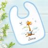 Auf dem Bild ist das Produkt: Bedrucktes Babylätzchen Giraffe Vögel Wolken mit Klettverschluss Wunschnamen Individuell Kinder Lätzchen Kleinkind zum Preis von €14.9 abgebildet.