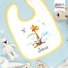 Auf dem Bild ist das Produkt: Bedrucktes Babylätzchen Giraffe Vögel Wolken mit Klettverschluss Wunschnamen Individuell Kinder Lätzchen Kleinkind zum Preis von €14.9 abgebildet.