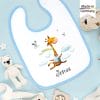 Auf dem Bild ist das Produkt: Bedrucktes Babylätzchen Giraffe Vögel Wolken mit Klettverschluss Wunschnamen Individuell Kinder Lätzchen Kleinkind zum Preis von €14.9 abgebildet.
