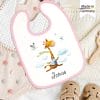 Auf dem Bild ist das Produkt: Bedrucktes Babylätzchen Giraffe Vögel Wolken mit Klettverschluss Wunschnamen Individuell Kinder Lätzchen Kleinkind zum Preis von €14.9 abgebildet.